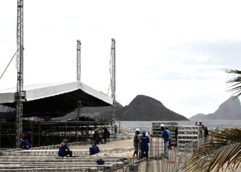 Os preparativos para o 'Réveillon Niterói 450 Anos – O futuro é agora' estão em pleno andamento pela Prefeitura de Niterói. O evento, marcado para o dia 31 de dezembro na Praia de Icaraí, promete uma celebração memorável com a presença especial do renomado cantor pop Lulu Santos. Organizado pela Neltur, o evento contempla estratégias abrangentes, abordando mobilidade urbana, atendimento médico, e serviços de limpeza. Além da Praia de Icaraí, outros quatro pontos, incluindo Itaipu, Santa Rosa, Fonseca (Vila Ipiranga) e Caramujo, serão agraciados com uma deslumbrante queima de fogos de baixo estampido. A programação cultural, iniciando às 18h com a Banda Bicho Solto, trará ainda apresentações da Banda Faixa Etária, João Gabriel e a Escola de Samba Unidos do Viradouro. O ápice da noite será a performance única de Lulu Santos, entoando clássicos como "Assim Caminha a Humanidade" e "Toda Forma de Amor". A queima de fogos, com duração de 15 minutos, será orquestrada a partir de cinco balsas no mar, criando formas encantadoras no céu noturno. O esquema de segurança contará com a presença ativa da Polícia Militar, Corpo de Bombeiros e o Conselho Tutelar, garantindo um ambiente seguro para todos os presentes. A Prefeitura reforça a importância de evitar instrumentos cortantes e garrafas de vidro. NitTrans e Subsecretaria de Transporte estão trabalhando em conjunto para garantir mobilidade eficiente, enquanto postos médicos estarão estrategicamente posicionados para qualquer eventualidade.