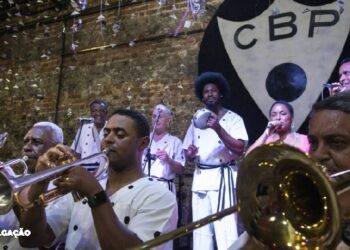 Desfiles Inaugurais do Carnaval 2024 na Sapucaí: Cordão do Bola Preta e Cacique de Ramos Abrirão as Festividades Os festejos do Carnaval de 2024 no Rio de Janeiro terão início de forma espetacular, com as apresentações dos tradicionais Cordão do Bola Preta e Cacique de Ramos. A decisão de colocar esses emblemáticos blocos como abertura das noites de desfile do Grupo Especial na Sapucaí foi anunciada por Jorge Perlingeiro, presidente da Liesa, em homenagem aos 40 anos da Liesa e ao Sambódromo. Às 20h30, nos dias 11 e 12 de fevereiro, respectivamente, Cacique de Ramos e Cordão do Bola Preta contagiarão o público, preparando o terreno para os desfiles oficiais que começam às 22h. Fundado em 1918, o Cordão do Bola Preta, mais antigo em atividade, é uma peça fundamental na tradição carnavalesca. Por sua vez, o Cacique de Ramos, nascido em 20 de janeiro de 1961, é reconhecido como um espaço icônico para artistas da música brasileira, destacando-se por suas fantasias temáticas indígenas e as cores preto, branco e vermelho que marcam presença ao longo da Avenida Chile, no Centro.