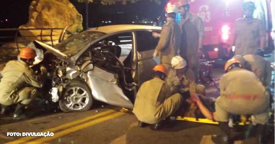 Acidente em Niterói: Dois homens feridos em colisão de carros