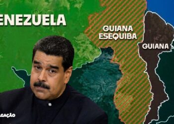 Helicóptero Militar Desaparece Próximo à Fronteira com Venezuela Nesta quarta-feira, um helicóptero militar guianês, com sete pessoas a bordo, desapareceu na região de Essequibo, próxima à fronteira com a Venezuela. O sumiço levanta questões sobre a instabilidade climática na área, descartando indícios de envolvimento venezuelano, segundo autoridades. A bordo da aeronave estavam cinco oficiais superiores e dois tripulantes, em uma missão de inspeção das tropas que resguardavam uma região disputada pelos dois países. A Venezuela aprovou um plebiscito no domingo, com cerca de metade da população apoiando a anexação do local por Nicolás Maduro. Até o momento, não há relatos de confrontos militares entre Guiana e Venezuela. O helicóptero Bell 412 EPI perdeu contato após decolar de Olive Creek, no oeste da Guiana, após uma parada para reabastecimento. O Brigadeiro-Chefe do Exército, General Omar Khan, mencionou que não há evidências de impacto no ar e que os EUA ajudarão nas buscas quando retomadas.