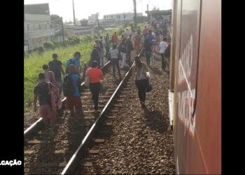 Incidente em trem da SuperVia: Passageiros caminham pelos trilhos devido a problema de energia