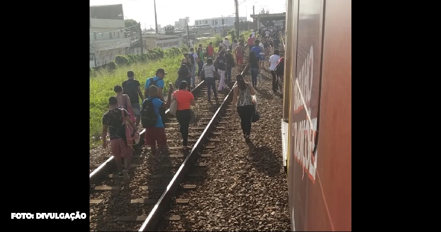 Incidente em trem da SuperVia: Passageiros caminham pelos trilhos devido a problema de energia