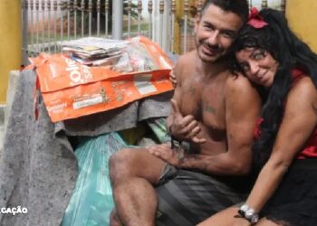 Foto dos 'Mendigatos de São Gonçalo' Causa Preocupação ao Voltar a Circular nas Redes Sociais Uma foto recente de Nathália Magalhães Lopes, 28 anos, e Tiago José da Silva Mesquita, 39 anos, conhecidos como 'Mendigatos de São Gonçalo', voltou a circular nas redes sociais, gerando preocupação entre os seguidores do casal. Na imagem, os corpos entrelaçados sobre um simples papelão, com algumas pétalas de flores ao redor, causaram surpresa. "Achei que eles estavam mortos. Que susto!", comentou uma seguidora. O local na Avenida 18 do Forte, no Mutuá, em São Gonçalo, difere do habitual local de descanso na Brasilândia, onde mantêm sua rotina diária nas ruas. Segundo um morador local, embora circulem pela região, não costumam dormir ali. A presença das pétalas ao redor dos corpos gerou preocupação. "Eles estavam apenas dormindo, mas essas pétalas em volta nos preocuparam. De longe, achamos que era sangue", relatou. Outro seguidor lamentou a situação do casal ao ver a imagem. "Meu Deus, torço muito para que essas 'carreiras' terminem e que esses jovens encontrem um caminho de luz na vida. Porque não é nem pelos dois, mas tem muita maldade na rua, na noite. Enfim, são eles que escolhem a hora de parar", afirmou. Os 'Mendigatos de São Gonçalo', que conquistaram notoriedade na internet, compartilham suas vidas em um perfil no Instagram. O alcance ultrapassou as fronteiras do município, cativando milhares de pessoas. Atualmente, o casal conta com mais de 21 mil seguidores de todo o Brasil. Para saber mais sobre a história deles, basta segui-los em @mendigatosoficial.