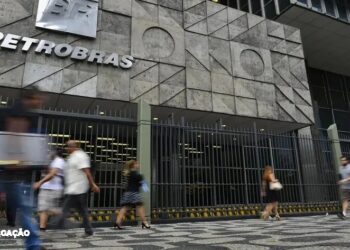Desbravando Novos Horizontes: Petrobras Anuncia Concurso para Nível Técnico Em um movimento que promete transformar carreiras, a Petrobras revelou hoje um concurso público destinado a cargos de nível técnico, abrindo portas para 916 vagas e um salário inicial atrativo de R$ 5.878,82. Além das oportunidades imediatas, há a perspectiva de 5.496 vagas para cadastro de reserva. As inscrições para essa jornada profissional começam em 28 de dezembro e se encerram em 31 de janeiro de 2024, exigindo uma taxa de R$ 62,79. O desafio culmina em 24 de março de 2024, quando a prova será aplicada, definindo o destino de aspirantes aprofundados em diversas áreas técnicas da petrolífera.