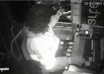 policial foi flagrado se masturbando e exibindo partes íntimas