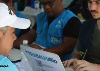 Prefeitura do Rio Anuncia 1.120 Vagas de Emprego para Encerrar 2023 A Prefeitura do Rio encerra o ano de 2023 com uma boa notícia para a população carioca: a abertura de 1.120 novas vagas de emprego. Divulgadas pela Secretaria Municipal de Trabalho e Renda (SMTE) nesta segunda-feira (25/12), as oportunidades contemplam diversos perfis profissionais e são distribuídas entre 505 postos para trabalhadores em geral e 615 destinadas a pessoas com deficiência. Destacando-se entre as vagas, há 180 oportunidades para profissionais que atuam em bares e restaurantes na Grande Barra, com exigência apenas do Fundamental Incompleto. Com a cidade recebendo turistas para as festas de fim de ano e o verão, a demanda por profissionais nesse setor tem aumentado significativamente. A SMTE também oferece oportunidades de estágio em áreas como Gastronomia, Administração, Arquitetura, Urbanismo, Pedagogia, Eletrotécnica, Engenharia Mecânica, Direito, Marketing, Publicidade, Propaganda, Engenharia Civil, Engenharia Elétrica e Informática para universitários de diferentes períodos. Os interessados podem se inscrever online, facilitando o processo. Além disso, a Secretaria conta com mais de 400 mil currículos com variados perfis profissionais, oferecendo um banco de talentos diversificado para as empresas interessadas. O cadastro é gratuito, e as oportunidades se estendem por diversas regiões da cidade, contribuindo para fortalecer o mercado de trabalho local.