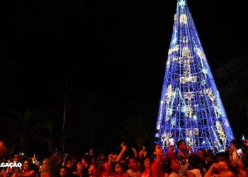 Trindade brilha com a chegada do Papai Noel e inauguração da Árvore de Natal