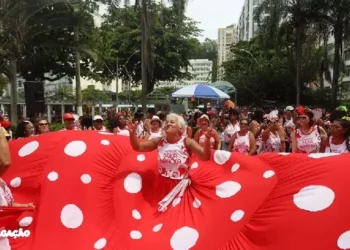 Niterói Roteiro do Carnaval nas Ruas: Dia 27/1 – Banda dos Amigos do Largo do Barradas – Rua Benjamim Constant, em frente ao Tio Sam no Barreto – Das 12h às 15h. Dia 31/1 – Baile do Cordão da Bola Branca – Praia Clube São Francisco – Das 15h às 19h, com realização de concurso de fantasias e entrada gratuita. Os foliões poderão trocar 1kg de alimento não perecível ou 1 pacote de fralda geriátrica pela camiseta de desfile do bloco. Dia 2/2 – Bloco da Associação dos Funcionários da Clin (Companhia de Limpeza de Niterói) – Rua Dr. Manoel Lazari – Das 14h às 21h. Dia 3/2 – BLOCO CORDÃO DO BOLA BRANCA ABRE OFICIALMENTE O CARNAVAL DE NITERÓI – Na Pça Getúlio Vargas, Icaraí – Das 9h às 13h; – Banda Combinado 5 de Julho – Clube 5 de Julho, em frente à Praça Enéas de Castro – Das 12h às 15h. – Associação Fluminense de Amparo ao Deficiente Físico – Pça Vitorino – Ponta D’Areia – Das 9h às 14h; – Clube da Torre – Rua Leopoldo Muylaert – Largo da Batalha – Das 17h às 21h. – Bloquete Bloco de Rua – Rua Miguelote Viana – Das 9h às 17h. – Praia Clube São Francisco – Clube de mesmo nome, em São Francisco – Das 17h às 19h. – Grêmio Recreativo Mancando de Ré – Pça Raul de Oliveira Rodrigues – Das 16h às 20h. Dia 4/2 – Violudico Entretenimento – Pça Getúlio Vargas – Icaraí – Das 10h às 12h. -Sociedade Carnavalesca Piratininga – Em frente ao Quiosque Maria da Toca – Piratininga – Das 13h às 22h. – Bloco Carnavalesco Data Venia Doutor – Rua Soares Miranda – Das 18h às 22h. – Bloco Carnavalesco Sapo Loko – Rua Américo Oberlander – Santa Rosa – Das 17h às 21h. – Bloco Vem Quem Não É Mandado – Rua Santa Ignácia – Atalaia – Das 16h às 21h. – Clube Central – Praia de Icaraí – Das 10h às 14h. – Bloco Carnavalesco Chega Por Cima Que Eu Chego No Baixo – Av. Alm. Tamandaré – Piratininga – Das 13h às 20h. – BANDA DO INGÁ – Av. Amaral Peixoto – Das 10h às 21h. Dia 6/2 – Bloco Loucos Pela Vida – Pças Arariboia e da Cantareira – Das 13h30 às 17h. – Bloco da Associação de Moradores da Rua D e Adjacências – Rua Vereador Vicente Sobrinho, dos números 680 a 895- Engenhoca – Das 19h até meia noite. Dia 7/2 – Saias na Folia – Rua Cadete Xavier – Pça do Tower 2.000 – Centro – Das 18h às 22h. Dia 8/2 – Bloco Carnavalesco Só Phode Quinta – Ruas Lopes Trovão e Geraldo Martins – Santa Rosa – Das 19h até meia noite. Dia 9/2 – Bloco Folia dos Bois – Rua Presidente Craveiro Lopes 382 – Barreto- Das 18h até meia noite. Dia 10/2 – Bloco Fluminense de Amparo ao Deficiente Físico – Rua Duarte Galvão 17 – Barreto – Das 9h às 14h. – Bloco Sem Nome – Rua Sílvia Thomé 800 – Lgo da Batalha – A partir das 14h. – Bloco Se Der Certo Continua – Av. Ewerton Xavier (Antiga Av. Central) – Das 19h até meia-noite. – Bloco Carnavalesco Unidos do Azulão – Est. Velha de Maricá – Rio do Ouro – Das 18h às 21h. – Grêmio Recreativo Escola de Samba Bugres do Cubango – Pça do Bumba – Cubango – Das 16h às 19h. Dia 11/2 – Bloco Vermelho e Branco – Av. Carlos Ermelindo Marins – Das 16h às 19h. – Bloco Carnavalesco Bode Zé – Estrada Pastor Erasmo Braga 61 – Das 10h às 13h. – Bloco Carnavalesco Flecha de Itaipu – Av. Central – Maravista – Das 20h às 22h. Dia 12/2 – Bloco das Piranhas – Av. Carlos Ermelindo Marins – Jurujuba – Das 16h às 19h. – Bloco Xurupita – Rua Pe. Pedro Martinotti- Largo da Batalha – A partir das 19h. Dia 13/2 – Banda Arrasta Tudo do Barreto – Rua Guimarães Júnior (Clube Humaitá) – Das 10h às 13h. – Banda Benefício – Rua Jornalista Silvia Thomé – Das 13h às 19h. – Banda Carnavalesca Pra Comer Tem Que Chupar – Rua do Samba – Largo da Batalha – Das 17h às 23h. – Banda Amigos da Ciclovia de Piratininga – Av. Dr. Acúrcio Torres – Piratininga – Das 18h às 21h. Dia 17/2 – Bloco Carnavalesco 5% – Rua Viçoso Jardim 120- Das 18h às 22h. Dia 18/2 – Bloco Se Parar Nós Empurra – Rua Dr. Antonio M. Júnior 25 – Engenhoca – Das 15h às 19h. – CARNAMAR – Iate Clube Jurujuba – Das 10h às 15h. Carnavais de bairros: Dias 2, 3 e 4 de fevereiro – Pça Dom Orione – Das 10h às 22h. Dias 9, 10, 11, 12 e 13 de fevereiro – Calçadão do Preventório – Das 18h às 2h. Dias 10,11, 12 e 13 de fevereiro -Rio do Ouro – Pça Várzea das Moças – Das 18h até meia-noite. -Fazendinha – Pça da Rua das Flores/Badú/Sapê – Das 18h até meia noite. – Avenida Central – Itaipu – Das 18h às 2h. – Tibau – Av. dos Pescadores – Jardim Imbuí – Das 17h às 2h. – Engenho do Mato (falta local) – Das 19h às 3h. -Barreto – Rua Gen. Castrioto 100 – Das 19h até 1h. – Largo do Barradas – Em frente ao Tio Sam – Das 19h até 1h. – Ponta D’Areia – Pça Dr. José Vitorino – – Engenhoca – (Falta local) – Das 19h às 2h. – Viçoso Jardim (falta local) – Das 18h até meia-noite. – Jurujuba – (falta local) – Das 16h até meia-noite. – Horto do Fonseca – Fonseca – Das 14h às 19h. – Badu (Falta local) – Das 16h às 2h. – Cafubá (Falta local) – Das 20h às 3h. – Largo da Batalha (Falta local) – Das 19h até meia-noite. – Rua Nóbrega – Santa Rosa – Das 14h às 22h. – Santa Bárbara (Falta local) – Das 16h às 3h. – Pça Getúlio Vargas – Icaraí – Das 16h às 23h. – Centro Promelhoramentos do Viradouro – Viradouro – Das 16h às 23h. Dias 10, 11, 12, 13 e 14 de fevereiro – Polo Gastronômico e Cultural do Jardim Icaraí – Rua Dr. Leandro Motta – Jardim Icaraí – Das 12h às 21h. Dias 10, 11, 12 e 13 de Fevereiro – Caramujo – Rua Pastor José Gomes – Das 18h até meia-noite. – Estrada do Sapê – Das 19h às 2h; – Cavalão – Estrada do Cavalão – Das 18h às 23h50. Dias 11, 12 e 13 de fevereiro – Associação Cultural, Artística e Esportiva da Zona Norte – Pça Guadalajara – Das 17h às 21h.