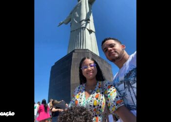 "Marido de Jovem Transferida de Hospital em Niterói Expressa Gratidão" Carlos Daniel do Nascimento, marido de Priscila Oliveira da Costa, 26 anos, manifesta sua gratidão após a transferência da esposa para o Hospital Universitário Antônio Pedro (Huap-UFF) em Niterói. Priscila, auxiliar de veterinário e moradora do Complexo do Viradouro, suspeita de linfoma não-Hodgkin, enfrentou dificuldades para obter vaga em uma unidade capaz de realizar a biópsia necessária para iniciar o tratamento. O casal, que tem um filho de 7 anos, enfrentou uma jornada desafiadora em busca de atendimento adequado para Priscila. O marido, aliviado com a transferência, compartilhou a notícia: "Ela acaba de ir para o leito! O cirurgião já veio verificar ela. Vai iniciar os exames hoje e dar começo na tratativa pra que ela possa se recuperar o mais rápido possível. Deixo aqui novamente a minha gratidão." O Huap-UFF informa que a paciente está em fase de avaliação pelos médicos, e ainda não é possível determinar os próximos passos. A unidade esclarece que só pode compartilhar informações sobre o estado de saúde com familiares ou pessoas autorizadas.