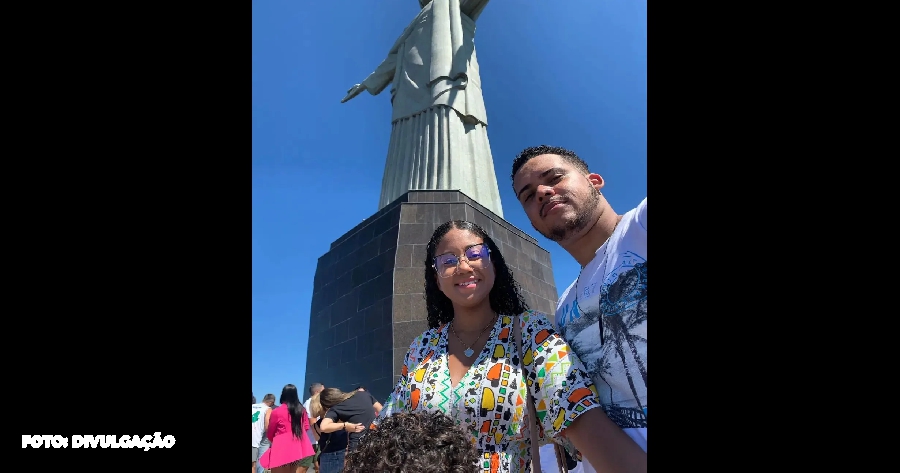 "Marido de Jovem Transferida de Hospital em Niterói Expressa Gratidão" Carlos Daniel do Nascimento, marido de Priscila Oliveira da Costa, 26 anos, manifesta sua gratidão após a transferência da esposa para o Hospital Universitário Antônio Pedro (Huap-UFF) em Niterói. Priscila, auxiliar de veterinário e moradora do Complexo do Viradouro, suspeita de linfoma não-Hodgkin, enfrentou dificuldades para obter vaga em uma unidade capaz de realizar a biópsia necessária para iniciar o tratamento. O casal, que tem um filho de 7 anos, enfrentou uma jornada desafiadora em busca de atendimento adequado para Priscila. O marido, aliviado com a transferência, compartilhou a notícia: "Ela acaba de ir para o leito! O cirurgião já veio verificar ela. Vai iniciar os exames hoje e dar começo na tratativa pra que ela possa se recuperar o mais rápido possível. Deixo aqui novamente a minha gratidão." O Huap-UFF informa que a paciente está em fase de avaliação pelos médicos, e ainda não é possível determinar os próximos passos. A unidade esclarece que só pode compartilhar informações sobre o estado de saúde com familiares ou pessoas autorizadas.