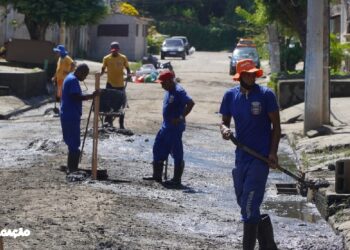 Operação Chuvas de Verão – Limpa SG Reforça Limpeza da Rede de Águas Pluviais em São Gonçalo Após a intensa chuva que atingiu São Gonçalo nos últimos dias, a Prefeitura mobiliza equipes para reparos e limpeza nas áreas mais impactadas. A Defesa Civil informa que o município está em estágio de observação, enquanto o 4º e 5º Departamento de Conservação e Obras atuam na limpeza e desobstrução dos bueiros em Neves, Vila Lage, Engenho Pequeno e Morro do Castro. O objetivo é garantir a eficiência das redes pluviais e o escoamento rápido da água. Desde a noite do último domingo, os trabalhos de limpeza foram intensificados em Venda da Cruz e Sete Pontes, áreas com alto índice pluviométrico. Equipamentos como retroescavadeiras são utilizados para remover o volume significativo de lama das ruas. A Operação Chuvas de Verão – Limpa SG, realizada durante todo o ano pelo Departamento de Conservação e Obras, em parceria com a Secretaria de Desenvolvimento Urbano, foca na prevenção dos impactos das chuvas no município. O Programa Limpa Rio, em colaboração com o Governo do Estado e o Inea, intensifica o trabalho de dragagem e limpeza no Rio Alcântara para minimizar os efeitos das chuvas no bairro.