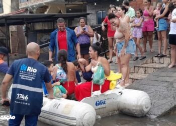 Mais de 100 pessoas resgatadas e 51 veículos removidos após chuvas no Rio Após as intensas chuvas no Rio de Janeiro neste fim de semana, a Secretaria de Ordem Pública (Seop) e a Guarda Municipal (GM-Rio) realizaram uma operação de resgate, removendo 51 veículos na Avenida Brasil, altura de Irajá, Zona Norte. No total, 113 pessoas foram resgatadas, e proprietários acompanharam a remoção dos veículos. Lamentavelmente, 12 pessoas perderam a vida, e uma está desaparecida devido às enchentes. A ação, que contou com 590 agentes, utilizou botes e caçambas das viaturas para garantir a segurança no deslocamento das pessoas de suas residências. O secretário de Ordem Pública, Brenno Carnevale, destacou que equipes exclusivas estão atuando no auxílio aos impactos da chuva, realizando resgates, remoção de veículos e distribuição de doações para os desabrigados