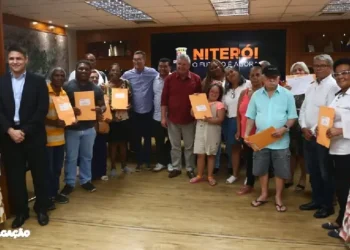 Prefeitura de Niterói Concede Títulos de Propriedade a Famílias do Conjunto Habitacional Carlos Gomes no Barreto