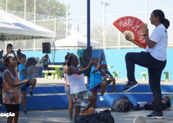 1) so escreve maiusculo ou caixa alta em substantivo proprio e começo de título ou frase, os titulos de cada texto: só se escreva letra em caixa alta (maiúsculo) em palavras inicio de frase, começo de título e substantivos próprios como nome de pessoas e lugares e instituições, o resto escreva em minusculo(caixa baixa) . 2)ATENÇÃO NA HORA DE FAZER OS TITULOS: aqui no brasil não fazemos titulos com todas as palavras escritas em maiuscula ou caixa alta, nao se escreve tudo maiusculos nos titulos não, 3) preciso que você re escreva 3 vezes diferentes do mesmo origina sem plágio. 4)quero todos os 3 completo nada de resumo: informativo detalhado, outro texto: jornalistico detalhado e o terceiro popular com opinião, coloque: informativo, jornalistico e popular acima dos textos. 5) cada texto crie 2 paragrafo de 25 palavras no minimo para cada texto, cada texto com o minimo de 500 palavras. 6) não escreva: PARÁGRAFO ADICIONAL: 7) não escreva : Parágrafo 2 e Parágrafo 1 8) a cada novo texto a ser re escriro, colocarei novo texto: 9) aplicar os 9 comando em todos os texto que você escrever. novo texto: São Gonçalo oferece aulas gratuitas de tai chi chuan Modalidade integra o projeto “Qualidade de Vida e Longevidade” Uma arte marcial milenar chinesa que proporciona inúmeros benefícios para a saúde e melhora a qualidade de vida daqueles que a praticam. O tai chi chuan é a nova modalidade oferecida pelo projeto “Qualidade de Vida e Longevidade”, desenvolvido pela Secretaria de Esporte e Lazer da Prefeitura de São Gonçalo. Professora há mais de 20 anos, Maria Ferreira destacou os benefícios da modalidade, que promove uma sensação de tranquilidade e bem-estar, além de melhorar a flexibilidade e o equilíbrio. “Durante as aulas, trabalhamos a parte terapêutica do tai chi chuan, que promove a saúde e o bem-estar. São movimentos que trabalham a parte física e mental do praticante. É uma aula que traz melhor equilíbrio, movimentos de defesa pessoal e que trabalham a parte motora, além do controle do estresse”, disse a professora. A aposentada Iracema Pereira, de 63 anos, moradora da Trindade, nunca tinha ouvido falar da prática chinesa. Ao passar pela Praça da Trindade, um dos locais onde a atividade é oferecida, ficou interessada e logo fez a inscrição. “Minha vida melhorou absurdamente desde quando comecei a praticar atividade física nos projetos da Prefeitura. Hoje em dia faço ginástica e tai chi chuan e não consigo mais ficar sem as atividades. Por muitos anos tomei remédio, fiz fisioterapia e nada melhorava minhas dores na coluna. Hoje em dia, consigo viver sem dores e sem remédios”, comentou Iracema. A dona de casa Zeli de Souza, de 58 anos, afirma que o tai chi chuan mudou sua vida. “Fui diagnosticada com diabetes e hipertensão e desde que comecei a praticar tai chi chuan minha vida mudou. Reparei também que as crises de ansiedade diminuíram bastante. O dia que não faço a aula o corpo sente falta”, disse Zeli. O projeto foi criado com o objetivo de promover saúde física e mental através do exercício físico e tem como público-alvo pessoas maiores de 18 anos, sem limite de idade. O tai chi chuan é oferecido pelo projeto “Qualidade de Vida e Longevidade” em dois locais: . Praça Leonor Corrêa (Praça da Trindade) – Av. São Paulo, s/n, Trindade – Segundas, quartas e sextas, de 7h às 9h . Praça Ex-Combatente – Rua Francisco Portela, s/n, Patronato – Terças e quintas, de 7h às 9h Para participar da atividade, basta ir até um dos locais onde ela é oferecida e solicitar os documentos para inscrição,