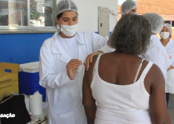 A cidade de São Gonçalo fortalece sua resposta à pandemia, promovendo uma ampla iniciativa de vacinação contra a Covid-19. A Secretaria Municipal de Saúde e Defesa Civil anuncia a aplicação do reforço da vacina bivalente, abrangendo gonçalenses com mais de 60 anos e imunossuprimidos a partir dos 12 anos. Com unidades de saúde operando de segunda a sexta, das 8h às 17h, e clínicas específicas aos sábados, das 8h às 12h, o município busca alcançar a população elegível para o reforço, respeitando o intervalo mínimo de seis meses desde a última aplicação. A vacinação contempla ainda grupos específicos, como gestantes, puérperas e pessoas com deficiência permanente acima de 12 anos. Para garantir a imunização, é crucial que os gonçalenses apresentem documentação pessoal e comprovante das doses anteriores. Os acamados têm a opção de solicitar a vacinação em casa, facilitando o acesso a esse serviço essencial. A cidade disponibiliza diversos locais de vacinação, atendendo desde crianças de seis meses até a população adulta.