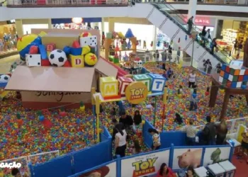 Neste domingo (28), duas crianças foram levadas ao Hospital Estadual Alberto Torres (Heat), em São Gonçalo, após sofrerem quedas distintas na Região Metropolitana do Rio. Uma menina de 13 anos deu entrada no hospital após sofrer traumatismo craniano ao cair em uma piscina de bolinhas em um shopping de Niterói. A criança foi prontamente atendida na emergência pediátrica, passou por exames de imagens que não constataram fraturas. Ela foi estabilizada, medicada e recebeu alta, demonstrando a importância da rápida intervenção em casos de trauma craniano. Em outro caso na mesma cidade, um menino de 4 anos chegou ao Heat após cair de uma altura de três metros do telhado de uma casa no bairro Galo Branco. Levado pela madrinha, a criança foi diretamente para o setor de emergência, onde os médicos, após atendimento, não constataram lesões graves. O menino foi liberado, ressaltando a necessidade de vigilância constante em ambientes que apresentam riscos à segurança das crianças. Esses incidentes reforçam a importância da supervisão adequada e medidas preventivas para garantir a segurança das crianças em locais públicos e residenciais, contribuindo para evitar acidentes e garantir um ambiente seguro para o desenvolvimento saudável.