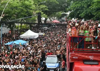 O Bloco "Loucos Pela Vida" representa o poder transformador dos eventos culturais, transcendendo a festividade do Carnaval ao abordar temas profundos relacionados à saúde mental e ao bem-estar coletivo.