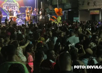 A cidade de São Gonçalo celebrou o "Carnaval Raiz 2024" em grande estilo, reunindo mais de 200 mil gonçalenses em festividades que ocorreram em sete bairros distintos. Ao longo de quatro dias, os palcos espalhados pelos bairros Porto da Pedra, Trindade, Pacheco, Itaúna, Jardim Catarina, Jardim Alcântara e Santa Catarina foram palco para diversas apresentações musicais, incluindo grupos de marchinhas, samba, pagode e axé, além das vibrantes participações de escolas de samba e blocos locais. Tudo aconteceu em uma atmosfera de tranquilidade e animação, contando com a participação ativa da população gonçalense. O evento contou com a dedicação de mais de 500 servidores, essenciais para garantir a organização e o sucesso da festa. O prefeito Capitão Nelson expressou sua satisfação em proporcionar momentos de lazer e celebração para a população: "Foi muito gratificante poder oferecer momentos de lazer e festa para a população gonçalense. Agradeço o empenho de todas as equipes da Prefeitura que estiveram empenhadas para oferecer uma festa de qualidade e com segurança. Mostramos mais uma vez que São Gonçalo é capaz de realizar eventos com disciplina e ordem". Ao longo do Carnaval Raiz, foram realizadas 56 apresentações musicais, sendo 22 de agremiações de escolas de samba e 34 de bandas locais, proporcionando uma diversidade de estilos para o público presente. A secretária de Turismo e Cultura, Julia Sobreira, destacou a experiência maravilhosa de retomar a tradição do Carnaval de bairro em São Gonçalo: "O planejamento feito pela Prefeitura transcorreu perfeitamente e todas as pessoas que saíram de suas casas para festejar puderam desfrutar de um ambiente com toda a segurança e infraestrutura necessária, além, é claro, de muita música boa". Antes das apresentações musicais, o Carnaval Raiz ofereceu atividades do "Caravana de Arte e Lazer", promovido pela Fundação de Artes, Esporte e Lazer (Faelsg), que incluiu brincadeiras lúdicas, atividades esportivas e artísticas, oficinas de pintura e desenhos, pintura facial, aulas de dança, além de barraquinhas de algodão doce, cachorro-quente e pipoca. A dedicação de mais de 500 servidores foi fundamental para o sucesso do evento. A Secretaria de Conservação garantiu a limpeza e manutenção dos locais, enquanto agentes da Secretaria de Ordem Pública, Guarda Municipal e policiais militares do 7º BPM asseguraram a segurança em todos os momentos. A Secretaria de Transportes implementou um esquema de trânsito especial, proporcionando mobilidade e orientação aos participantes. O Carnaval Raiz de São Gonçalo se consagra como uma celebração marcante, fortalecendo os laços comunitários e mostrando a capacidade da cidade em realizar eventos que unem diversão, cultura e segurança.