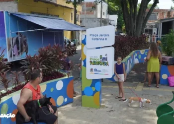 1) so escreve *maiusculo* ou *caixa alta* em substantivo proprio ou começo de título ou frase, os titulos de cada texto: só se escreva em letra em caixa alta (maiúsculo) em palavras inicio de frase, começo de título e substantivos próprios como nome de pessoas e lugares e instituições, o resto escreve em minusculo(caixa baixa) . 2)ATENÇÃO NA HORA DE FAZER OS TITULOS: aqui no brasil não fazemos titulos com todas as palavras escritas em maiuscula ou caixa alta, nao se escreve tudo maiusculos nos titulos não, 3) preciso que você re escreva 3 vezes diferentes do mesmo original e sem plágio: 1 - informativo detalhado Relevância Local abordagem empática, 2 - linguagem jornalistica apresentando Soluções e Oportunidades, 3 - linguagem Estilo Colaborativo Clareza e Simplicidade, coloque: informativo, jornalistico e popular acima dos textos. 4)quero todos os 3 textos completos nada de resumo com mais de dois parafgrafos de 25 palvras cada ou mais : 5) Os textos tem que ter no minimo de mais que 500 palavras, invente para acrescentar, 6) não escreva: PARÁGRAFO ADICIONAL: 7) não escreva : Parágrafo 2 e Parágrafo 1 8) a cada novo texto a ser re escriro, colocarei novo texto: 9) aplicar os 9 comando em todos os texto que eu pedir novo texto: Cães e gatos são castrados gratuitamente no Jardim Catarina Projeto também passou pela Trindade, Barro Vermelho e Bandeirantes Cães e gatos continuam sendo castrados de forma gratuita em São Gonçalo, graças a uma parceria entre a Prefeitura e o projeto Ellos CastraPet. Os procedimentos já foram feitos em animais na Trindade, Barro Vermelho e Bandeirantes. Nesta última semana, o projeto chegou ao Jardim Catarina. As castrações dos animais previamente cadastrados começaram nesta segunda-feira (5), na Praça Jardim Catarina II, e irão até o dia 9 de fevereiro. A castração gratuita é fruto de uma emenda parlamentar do deputado federal Sóstenes Cavalcante, que visa o controle populacional de animais, assim como a conscientização da população em relação aos temas da causa animal. A autônoma Suelane Silva Pereira, de 48 anos, estava no local para castrar sua gata Mel, de 1 ano e 4 meses. Ela já perdeu uma outra gata por causa de um problema na hora do parto de um filhote. “Essa gata não é minha, é da minha neta de 4 anos. Acho importante que as crianças tenham animais de estimação. No entanto, eu já perdi uma gata por causa de um problema no nascimento dos filhotes e não quero que isso aconteça mais. Eu já planejava realizar o procedimento no particular, mas é muito caro. Ainda bem que essa iniciativa está acontecendo aqui no município”, disse ela, que mora no Jardim Catarina há mais de 40 anos. A estudante de veterinária Thayná Oliveira dos Santos, de 19 anos, estava castrando o animal de um amigo. Ela disse que o incentivou a realizar o procedimento no cachorro chamado Zeus, de 3 anos, para evitar doenças. “Essa iniciativa da Prefeitura é excepcional! Eu consegui agendar na semana passada de forma bem rápida e hoje estou aqui para que o Zeus seja castrado. Todos os meus animais são castrados e eu incentivei meu amigo a fazer o mesmo com o dele. Com essa castração, o cachorro dele tem menos chance de desenvolver doença”, disse.