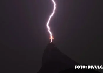 Ciclone bomba e o raio no Cristo Redentor: Um incidente sob investigação