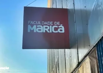 Faculdade de Medicina em Maricá - Oportunidade para Estudantes Locais A cidade de Maricá celebra a conquista da Faculdade de Medicina, proporcionando aos aspirantes a estudantes de Medicina a chance de realizar seus sonhos sem a necessidade de se deslocar para outras cidades. A Faculdade de Maricá (Facmar) iniciou o período de inscrições no dia 31 de janeiro, estendendo-se até o próximo dia 14. O prefeito Fabiano Horta anunciou a notícia por meio de suas redes sociais, juntamente com a secretária de Ciência, Tecnologia e Formação, Adriana Costa. Este ano, serão disponibilizadas 120 vagas, e o prefeito enfatizou que essa conquista é resultado do programa Passaporte Universitário, estabelecido em 2019 como um investimento na qualificação e formação acadêmico-profissional. "A gente tinha o objetivo do Passaporte Universitário, de atrair instituições universitárias para a cidade. Para Maricá ser uma grande cidade universitária. Hoje a secretária Adriana me trouxe a notícia. Nós vamos ter curso de medicina. Alunos estudando em Maricá. Isso é um ganho. Um marco construído pelo Passaporte Universitário", comemorou Horta. Adriana ressaltou: "O Passaporte Universitário está dando a resposta ao nosso desejo de trazer universidade para Maricá." A Facmar, ao oferecer o curso de Medicina, contribui significativamente para a expansão do ensino superior na região, proporcionando oportunidades educacionais locais e fortalecendo o desenvolvimento acadêmico da comunidade