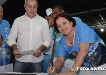 No último domingo (18), despedimo-nos da notável baluarte e compositora Ivanísia Maria Ferreira Lima, carinhosamente conhecida como Dona Ivanísia, que aos 80 anos partiu devido a uma parada cardíaca. Seu corpo repousa agora no Cemitério de Inhaúma, na Zona Norte do Rio, mas sua presença marcante no cenário do samba e do Carnaval permanecerá viva em nossas memórias. Dona Ivanísia, advogada de formação, dedicou grande parte de sua vida ao universo das escolas de samba, tornando-se uma figura querida na Unidos de Vila Isabel e na União de Jacarepaguá, suas verdadeiras paixões carnavalescas. Na Vila Isabel, participou ativamente da disputa de samba-enredo, sendo parceira de Martinho da Vila em 2008 no enredo "Trabalhadores do Brasil". Mesmo sem alcançar a vitória, conquistou corações com seus sambas de quadra, demonstrando seu amor incondicional pela tradição carnavalesca. Já na União de Jacarepaguá, a partir de 2002, Dona Ivanísia brilhou intensamente ao vencer a disputa de samba-enredo mais de dez vezes, estabelecendo-se como a mulher com maior número de vitórias na história do Carnaval. Suas composições não se limitaram apenas a essas escolas, pois ela também deixou sua marca na Vizinha Faladeira e na União de Guaratiba, assinando hinos que ecoarão nos corações dos foliões por gerações. O legado musical deixado por Dona Ivanísia é vasto e admirado. Sua influência transcendeu gerações, sendo avó do renomado historiador e escritor Vinícius Natal, ex-diretor cultural da Vila Isabel. Seu talento e amor pelo samba ecoam nas notas de suas composições, e as escolas de samba, como a Vila Isabel e a União de Jacarepaguá, expressaram seu pesar nas redes sociais, destacando que o legado de Dona Ivanísia permanecerá vivo na rica história do Carnaval carioca.