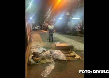 Operação de segurança em Copacabana: 23 moradores de rua abordados, revelando passagens criminais alarmantes
