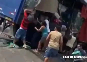 Carga de cerveja vira alvo de saque após acidente na Avenida Brasil