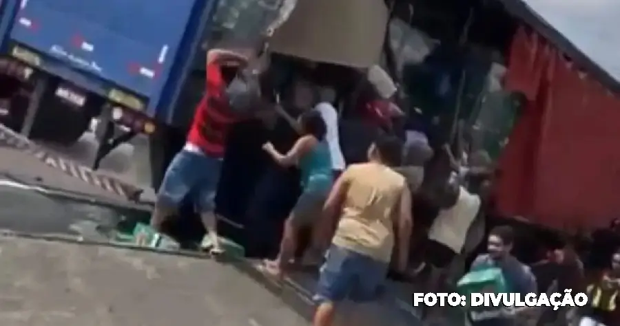 Carga de cerveja vira alvo de saque após acidente na Avenida Brasil