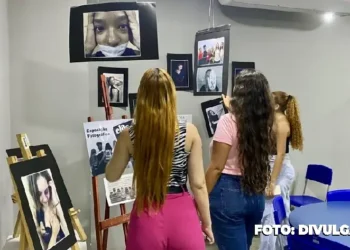 As alunas da Educação de Jovens e Adultos (EJA) da Escola Municipal Visconde de Sepetiba, em Nova Cidade, São Gonçalo, protagonizaram uma exposição fotográfica impactante intitulada "Elas Por Elas". Inspiradas pelo Dia Internacional da Mulher, as estudantes abordaram, por meio de imagens conceituais, as diversas formas de violência vivenciadas por mulheres ao longo de suas vidas. A exposição foi apresentada no auditório da Secretaria de Educação da Prefeitura de São Gonçalo, proporcionando uma reflexão significativa nesta data marcante. O projeto destacou as violências físicas, psicológicas e patrimoniais enfrentadas por mulheres. As alunas não apenas capturaram as imagens, mas também escolheram os temas e as formas de abordá-los, resultando em um trabalho artístico autêntico. Viviane Goulart, professora de artes da escola, ressaltou a importância de trazer à luz a realidade enfrentada por muitas mulheres: "Nós queríamos mesmo colocar no foco a realidade, mostrar que essas coisas acontecem com muitas pessoas, muito mais do que imaginamos. O nome da exposição partiu delas, assim como a ideia de que as mulheres precisam somar forças para se ajudarem, o que é nítido em algumas fotos. Elas trouxeram muito do que já viveram ou já viram familiares vivendo, eu achei isso formidável." Diante do impacto das imagens, Ticiane Vinhaes, subsecretária de Ações Pedagógicas, reconheceu a profundidade e sensibilidade do trabalho artístico, possibilitando a exposição na Secretaria de Educação. A visitação, aberta ao longo do dia, permitiu que funcionários e visitantes se envolvessem e refletissem sobre a temática. "Um trabalho tão sensível e potente como este não poderia ficar exposto apenas na escola. As alunas da EJA fizeram um trabalho artístico lindo a respeito de uma realidade muito difícil. Todo mundo que entrou para ver ficou impactado com o trabalho", afirmou a subsecretária