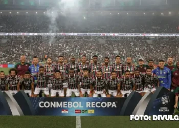 Em uma virada espetacular, o Fluminense deixou para trás os fantasmas do passado e conquistou a Recopa Sul-Americana diante da LDU. Após uma derrota por 1 a 0 no jogo de ida, o tricolor carioca reverteu a situação com uma vitória por 2 a 0 no Maracanã, na noite de quinta-feira. John Arias, o herói da noite, marcou os dois gols que garantiram o título no tempo normal. O jogo começou sob o domínio do Fluminense, que buscou a iniciativa, controlando a posse de bola e pressionando no ataque. Apesar das tentativas aéreas, a defesa da LDU resistiu, fazendo cera e cometendo muitas faltas. Contudo, no segundo tempo, as substituições de Fernando Diniz, incluindo John Kennedy, Renato Augusto, Douglas Costa, e Marcelo, mudaram o rumo da partida. Arias, o destaque tricolor, abriu o placar aos 30 minutos com uma assistência precisa de Samuel. Mesmo com a expulsão de John Kennedy, o Fluminense continuou pressionando. Aos 41 minutos, Renato Augusto sofreu pênalti, convertido magistralmente por Arias. O árbitro deu 6 minutos de acréscimos, mas a sólida defesa do time de Diniz suportou bem, enquanto a LDU pouco ameaçou. Com a vitória, o Fluminense não apenas conquistou a Recopa Sul-Americana, mas também dissipou o 'fantasma' que pairava desde 2008. Naquela época, a LDU, no mesmo Maracanã, levou os principais títulos continentais - a Libertadores e a Copa Sul-Americana - deixando agora o tricolor carioca com a redenção merecida. O Fluminense, comandado por Fernando Diniz, escreveu um novo capítulo glorioso em sua história no cenário sul-americano.