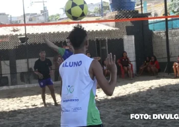 Juventude ativa: Aulas de futevôlei atraem jovens em São Gonçalo