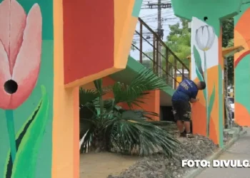 Projeto valoriza arte urbana e transforma cidade com grafiteiros locais As cores invadiram São Gonçalo, a cidade que é considerada o berço do grafite no Estado do Rio de Janeiro, e deram lugar a lindas obras de arte a céu aberto assinadas por artistas gonçalenses. Através do Cidade Ilustrada, projeto desenvolvido pela Secretaria de Desenvolvimento Econômico da Prefeitura de São Gonçalo, dezenas de grafiteiros locais estão assinando artes que vêm transformando a cidade. “O projeto Cidade Ilustrada tem sido desenvolvido com êxito na nossa cidade. Grafiteiros estão deixando sua marca através de um projeto da Prefeitura. E como forma de manter esse incentivo, em breve, a Secretaria de Desenvolvimento Econômico vai promover curso de formação para grafiteiros. Com isso, vamos conseguir ampliar o número de artistas no projeto”, afirmou o secretário de Desenvolvimento Econômico, Eugênio Abreu. Em São Gonçalo, o projeto Cidade Ilustrada deu incentivo e oportunidades para diversos artistas gonçalenses. O projeto foi criado ainda no primeiro ano da gestão do prefeito Capitão Nelson, onde o próprio idealizou o Cidade Ilustrada após receber um grupo de grafiteiros da cidade em seu gabinete. Na ocasião, foi pensando em um projeto que proporcionasse um ambiente agradável, além de conscientizar a população sobre a necessidade de conservar o local, melhorando o aspecto da cidade. Foi convidado para realizar a curadoria do Cidade Ilustrada o artista gonçalense Marcelo Eco, conhecido por seu talento com artes estampadas pelo mundo e em diversos pontos de São Gonçalo, como as fachadas do Teatro Municipal e da Casa das Artes; no monumento de 140m² na Praça Dr Luiz Palmier (Praça da Marisa); e na Área de Proteção Ambiental (APA) Estâncias de Pendotiba, em Maria Paula. “Recebi o convite do prefeito Capitão Nelson para fazer parte da curadoria e direção de arte do projeto. Fiquei extremamente feliz pois o Cidade Ilustrada é uma oportunidade proporcionada pela Prefeitura que nunca foi pensada por gestões anteriores. Eu tive que sair da minha cidade para poder buscar oportunidades fora. Esse projeto é um sonho que eu sempre tive desde a época em que iniciei no grafite”, disse o artista Marcelo Eco, diretor de arte e curador do projeto. Em cada local escolhido para receber as pinturas do projeto, o curador Marcelo Eco busca referências locais para incrementar o produto final. “Durante o processo de pesquisa para a elaboração do projeto, procuro os agentes locais para ajudar nessa composição, comerciantes ou moradores que já vivem há bastante tempo no local. Vou configurando os desenhos e os artistas que vão assinar o grafite, mas o mais importante do Cidade Ilustrada é que os grafiteiros não vão copiar um desenho que separei, mas sim criar com seu estilo próprio, em cima daquela arte, justamente para poder preservar o trabalho de cada artista, o que pode servir também para um portfólio deles”, enfatizou Marcelo. Atualmente, o projeto conta com cerca de 15 artistas, que estão transformando a cidade em um verdadeiro painel de arte. “O Cidade Ilustrada dá uma visibilidade muito grande para nós artistas, que fazemos parte do projeto. Inclusive, a gente acaba sendo convidado por outras empresas para fazer um trabalho extra. Eu acho que valoriza muito a gente como artista também”, destacou Siri do Muro, um dos grafiteiros que compõem o Cidade Ilustrada. O trabalho chama a atenção de quem passa diariamente por diversos pontos da cidade, como os viadutos de Maria Paula, Santa Luzia, Tribobó, Colubandê, Jardim Catarina e Marambaia, as passarelas do Coelho e do Arsenal, os paredões de Alcântara e da Praia das Pedrinhas, o Ecoponto do Barro Vermelho e o Centro de Atendimento Veterinário Municipal (Cavem), no Alcântara. O Cidade Ilustrada pode ser visto também nas praças reformadas através do programa “Praça Renovada”, que é desenvolvido pela Secretaria de Gestão Integrada e Projetos Especiais e vem sendo executado pela Secretaria de Conservação. Atualmente, os artistas estão pintando os muros da Secretaria de Educação, no bairro Mutondo, com artes que buscam retratar o que é ser criança, através de desenhos que mostram momentos que vão do estudo até brincadeiras lúdicas. Os grafiteiros também estão finalizando os desenhos nas salas de atendimento do Pronto Socorro Infantil Darcy Vargas (PSI), no Zé Garoto, que também foi contemplado com artes que buscam dar mais cor ao ambientes para que as crianças se sintam mais à vontade durante o acolhimento médico.