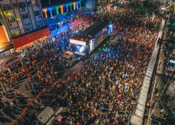 Ita Folia: Bloco ‘Simpatia é Quase Amor’ e Bicho Solto levantam público na abertura do carnaval em Itaboraí