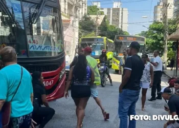 Homem intriga passageiros ao se lançar embaixo de ônibus em Niterói