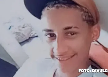 A luta de uma mãe ao lado de seu filho paraplégico: Fé e determinação em meio à adversidade