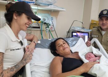 Em Niterói, mãe tem bebê dentro do carro e é levada para hospital por guardas municipais