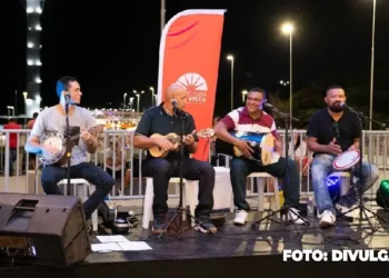 A cidade de Niterói se destaca mais uma vez como um polo cultural vibrante, oferecendo aos seus residentes e visitantes uma programação rica em diversidade artística. Sob a égide da Fundação de Artes de Niterói (FAN), o final de abril é marcado por uma série de eventos que exploram as múltiplas facetas da expressão humana. Nas instalações do Theatro Municipal, o respeitado ator Jayme Periard celebra quatro décadas de dedicação às artes cênicas com a peça "A Quebra", uma obra que não apenas entretém, mas também provoca reflexões profundas sobre questões sociais prementes. Enquanto isso, na Sala Nelson Pereira dos Santos, o público terá a oportunidade de se deleitar com homenagens musicais a ícones como Rita Lee e Raul Seixas, assim como uma reverência às damas negras do jazz e da bossa nova, cortesia de Débora Ondina. A diversidade sonora continua com Yuri Corbal, apresentando seu novo álbum, enquanto a dança contemporânea encontra expressão na performance da Focus Cia. de Dança com "Carlota". E para coroar a celebração cultural, o Dia Nacional do Choro será comemorado em diversos palcos pela cidade. Em um momento onde a arte se mostra mais essencial do que nunca, Niterói se firma como um farol de criatividade e inovação.
