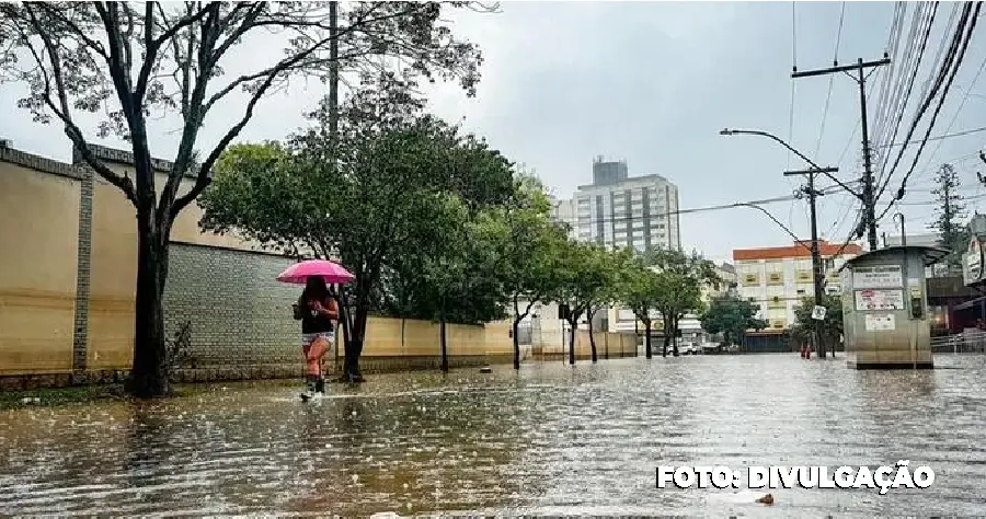 Água deixa rastro de lama e prejuízo no Menino Deus