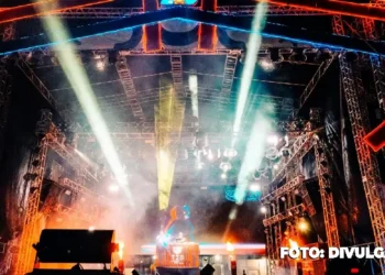 DJ Ted Troll faz todo mundo dançar na chuva em Maricá