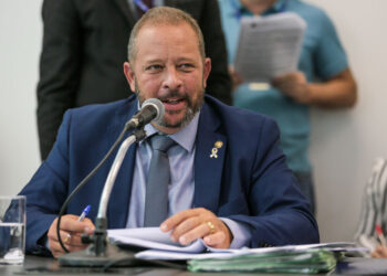 Alerj aprova assistência emocional para pais e responsáveis por autistas