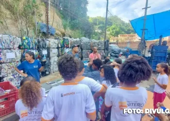 Niterói Alunos da Rede Municipal de Educação visitam galpão de reciclagem