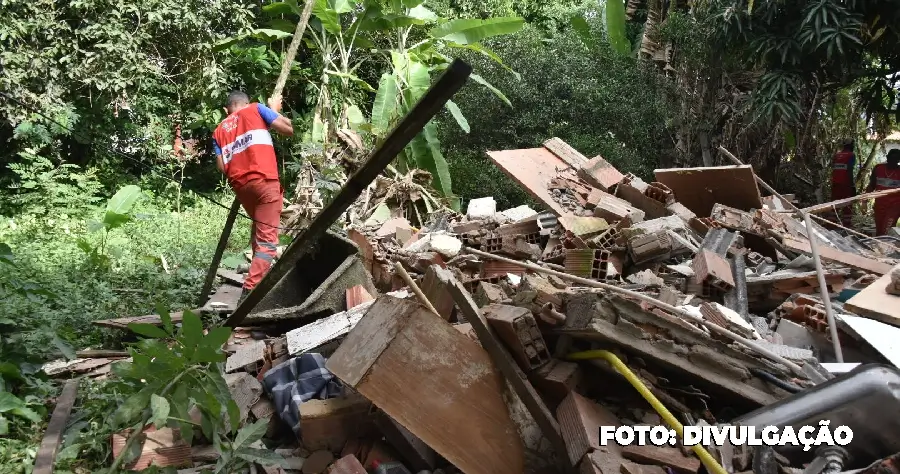 Gated remove construção irregular na região do Barroco, em Itaipuaçu