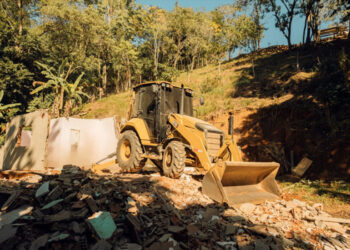 Maricá: Gated derruba mais duas construções irregulares no Vale da Figueira