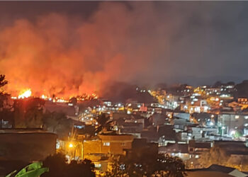 São Gonçalo: incêndio toma conta de morro, assusta moradores e ameaça cemitério
