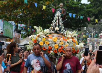 Em Niterói, tradição é fé leva multidão a Jurujuba na Festa de São Pedro