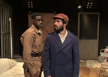 O amor em meio à guerra: “A Pedra Escura”, premiada peça espanhola, volta aos palcos cariocas