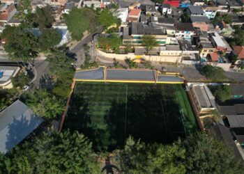 Prefeitura de Niterói entrega campo de futebol reformado em Santa Bárbara