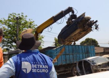 Agentes da Operação Desmonte interditam seis ferros-velhos em São Gonçalo: um motor roubado foi encontrado