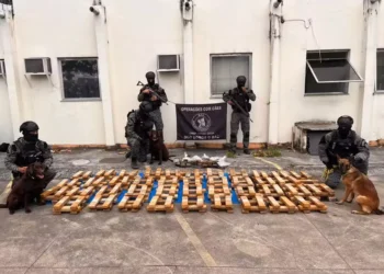 Polícia Militar apreende 1 tonelada de maconha escondida em escola no Complexo da Maré